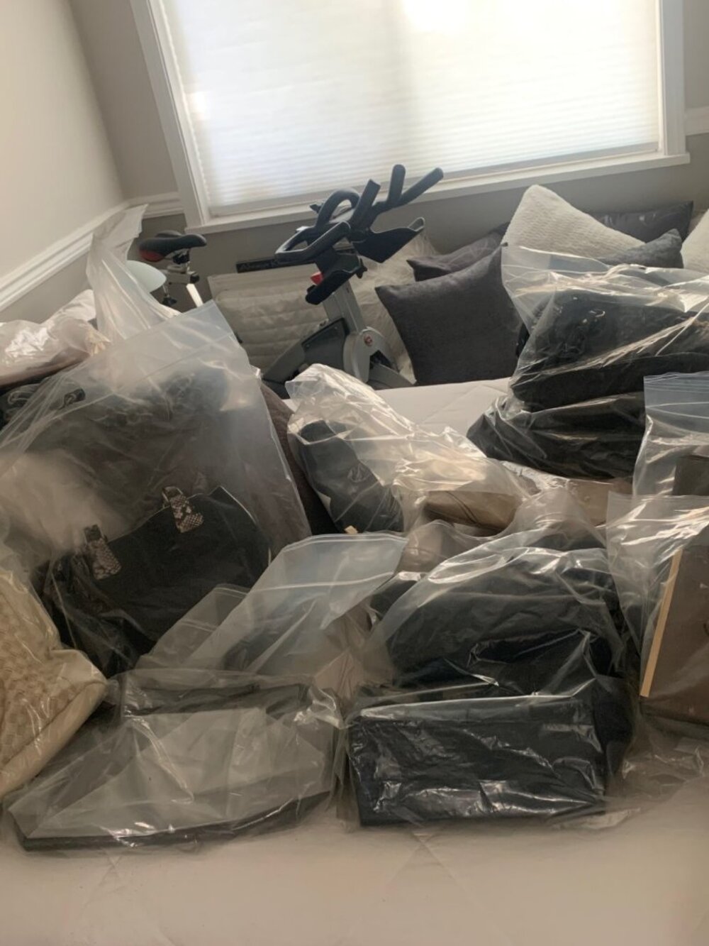 CLOSET CLEAR OUT - 17 PURSES ALL BEING SOLD AS ONE LISTING
